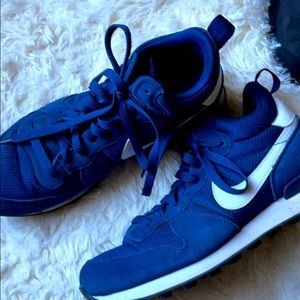 Nike navy blue suede semi- hi tops. EUC. Unisex.
